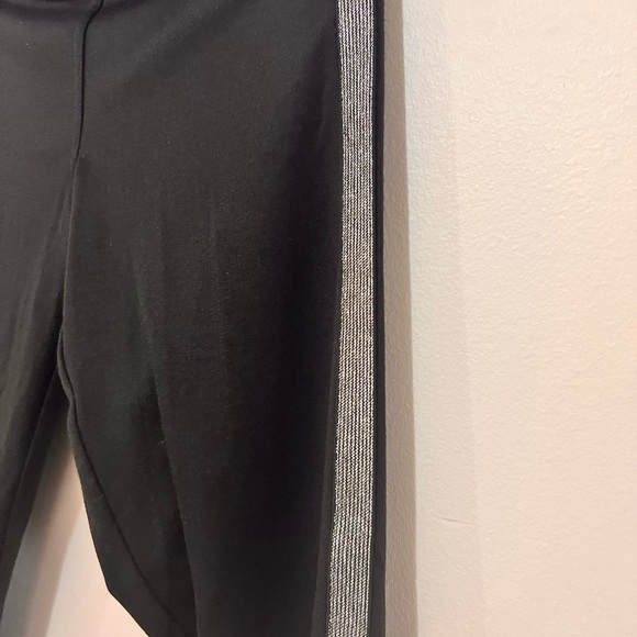 Black leggings with metallic detailing on the sides. - Picture 3 of 4